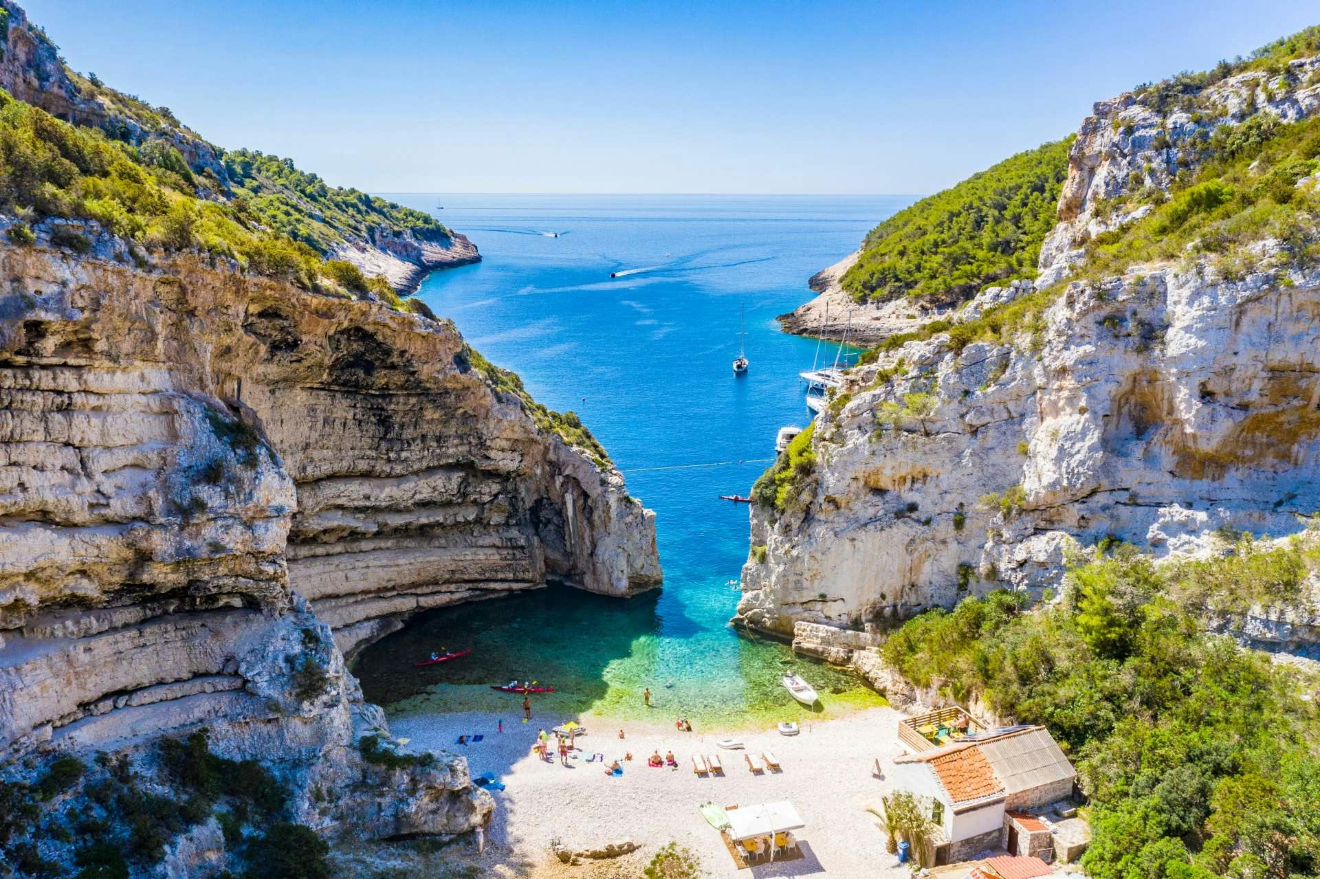 La spiaggia più bella della Croazia e anche una volta votata come la spiaggia più bella d'Europa. Faremo una sosta per nuotare qui, di solito per 30 minuti, così avrai abbastanza tempo per nuotare fino a riva e magari anche fare uno spuntino o un drink nel piccolo bar sulla spiaggia.