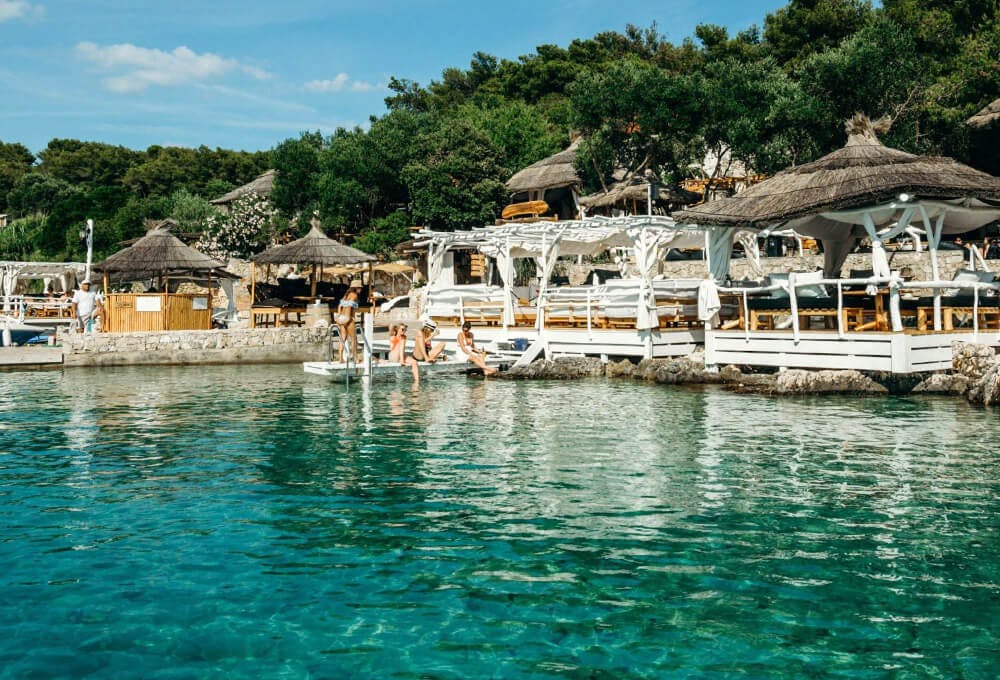 L'ultima tappa del nostro tour è solitamente Palmižana, la baia più famosa delle isole Pakleni. Qui avrai circa 2 ore libere così potrai pranzare in uno dei ristoranti vicini, oppure potrai goderti le sue spiagge sabbiose e il mare limpido e turchese.