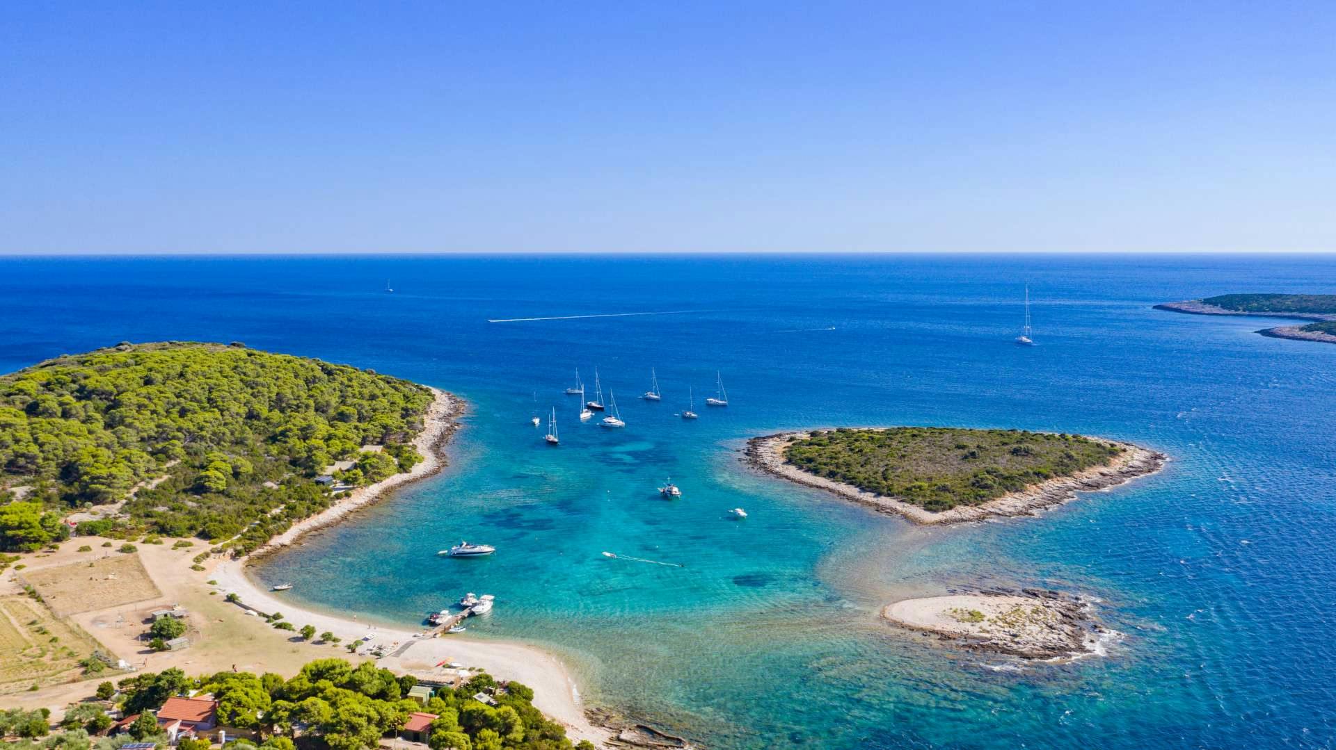 ISOLA DI BUDIKOVAC:

Questa splendida baia turchese è la nostra sosta per nuotare dove puoi prendere il sole o nuotare con l'attrezzatura per lo snorkeling.