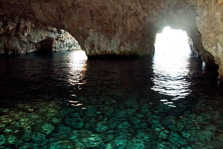 Nuota nella famosa grotta dell'isola di Ravnik, nota per il suo colore smeraldo. La sua illuminazione e i suoi colori accattivanti rendono la Grotta Verde un luogo perfetto per lo snorkeling. L'ingresso alla Grotta Verde si paga da 7 a 10 euro in più.